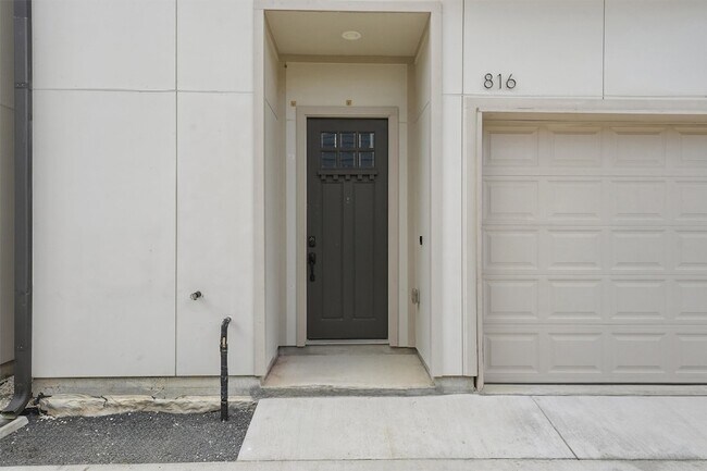 Building Photo - 816 W 22nd St