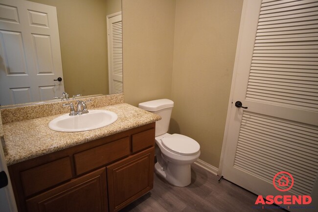 Building Photo - Cutest Condo  in Downtown Bakersfield!