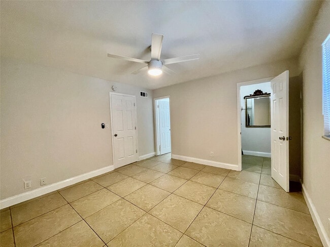 Building Photo - 601 NE 29th Dr