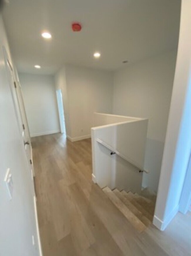 Building Photo - Beautiful like Brand New 3 Bedroom, 2.5 BathroomTownhome in Washington Fields!