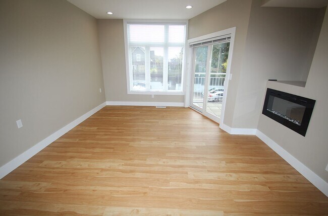 Building Photo - Caspian 3501 3-plex