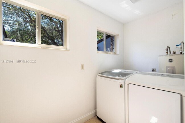 Building Photo - 11301 SW 91 Ave