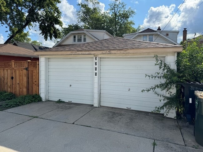 Building Photo - 3218 Oak Ave