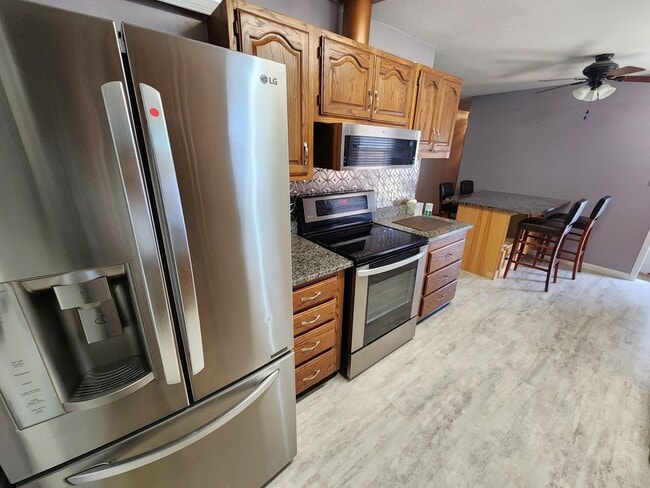 Building Photo - Beaufiful 3 bedroom rancher with attached ...