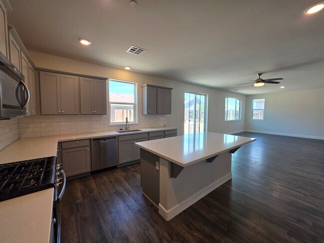 Building Photo - Newer 5 Bedroom 4.5 Bathroom in SE Visalia!! Coming soon!!