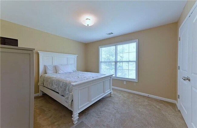 Building Photo - 5 Bedroom 3.5 Bathroom House in Douglasville GA