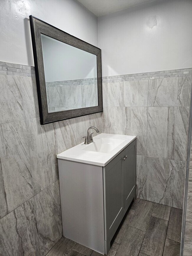 Building Photo - Beautiful 5 Bedroom home in Great Layton Location!