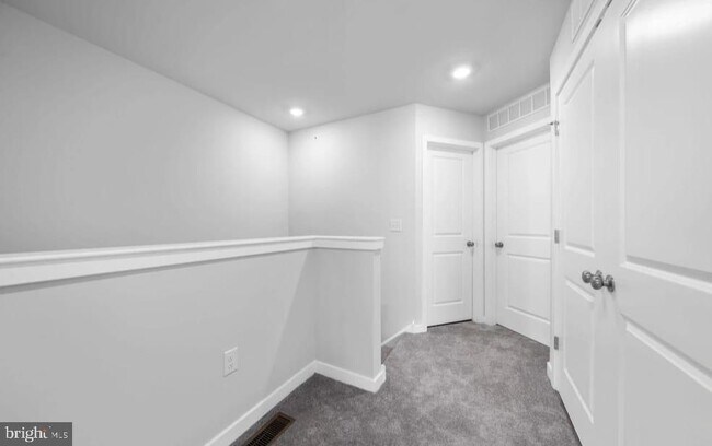 Building Photo - 242 Talucci Dr