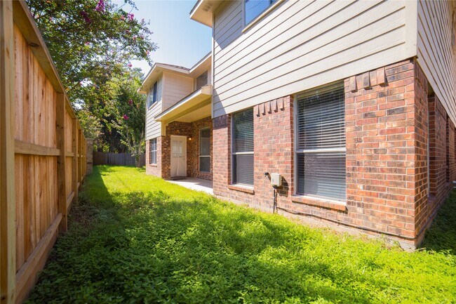 Building Photo - 10035 Magnolia Way