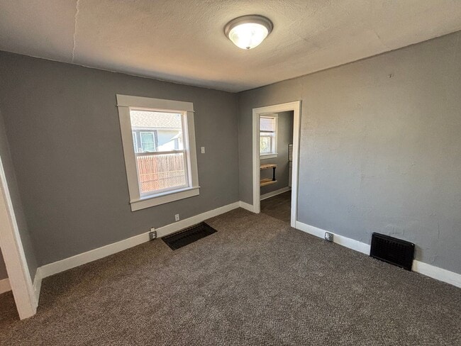 Building Photo - Updated 2-Bedroom Home on the West End of Council Bluffs