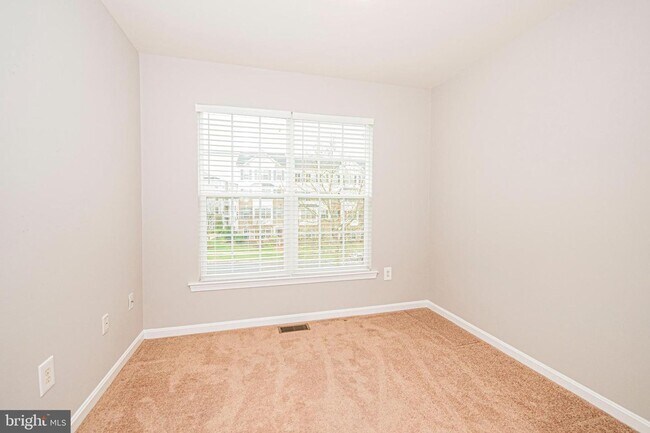 Building Photo - SPACIOUS 3 LEVEL TOWNHOUSE IN CLARKSBURG