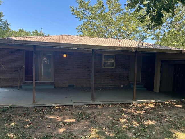 Building Photo - 812 Springmont Dr