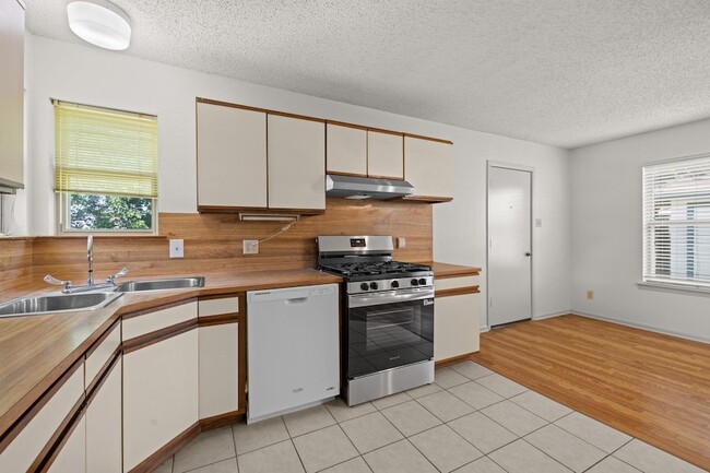 Building Photo - 701 1/2 S Walnut Street Unit