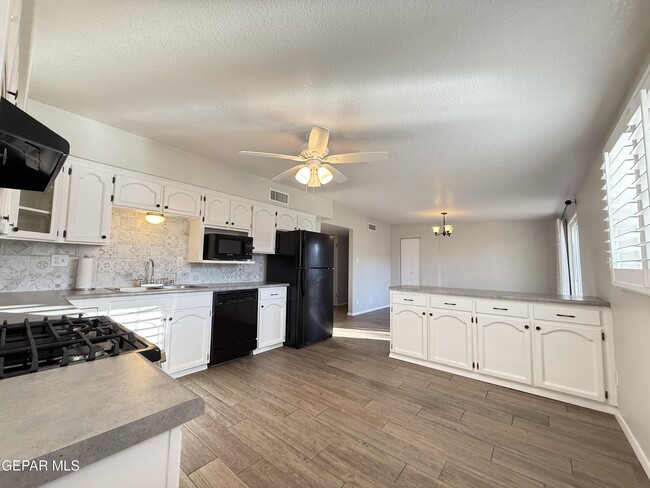 Building Photo - 10180 Saigon Dr