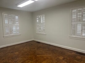 Building Photo - 517 Sunset Dr SW