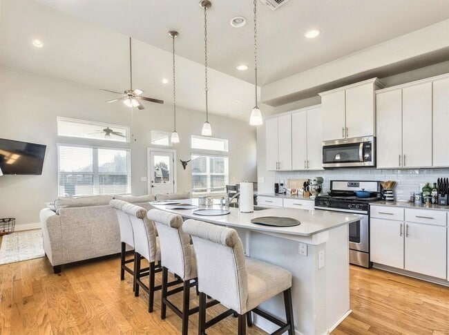 Building Photo - Inviting 4/BR 2.5/BA Home in Austin