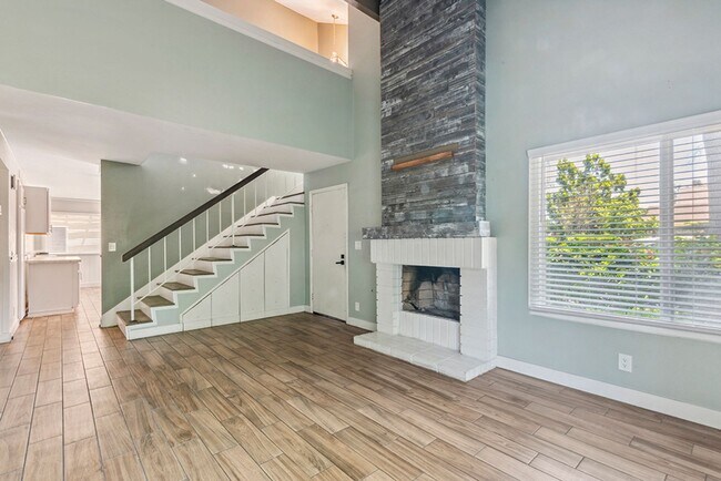 Building Photo - Spacious 3 Bed 2 Bath Townhome in Villa Po...