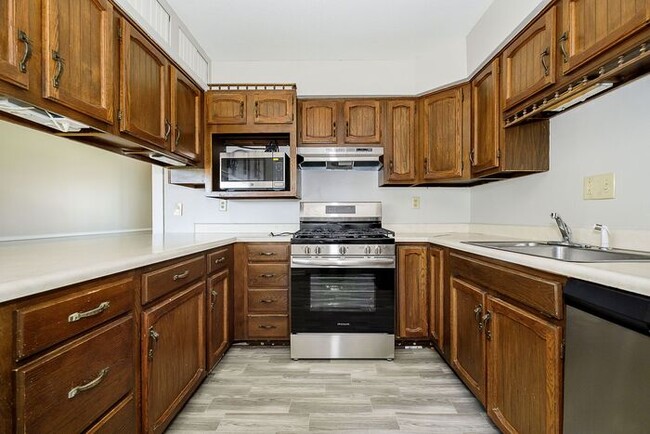 Building Photo - 3 Bedroom Home With Spacious Fenced Yard i...