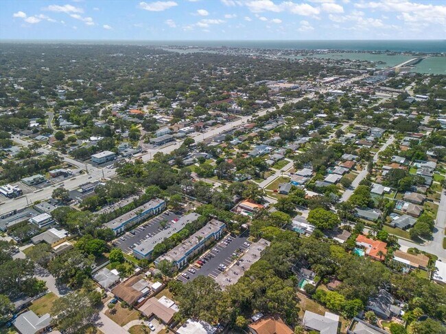 Building Photo - 1975 W Bay Dr