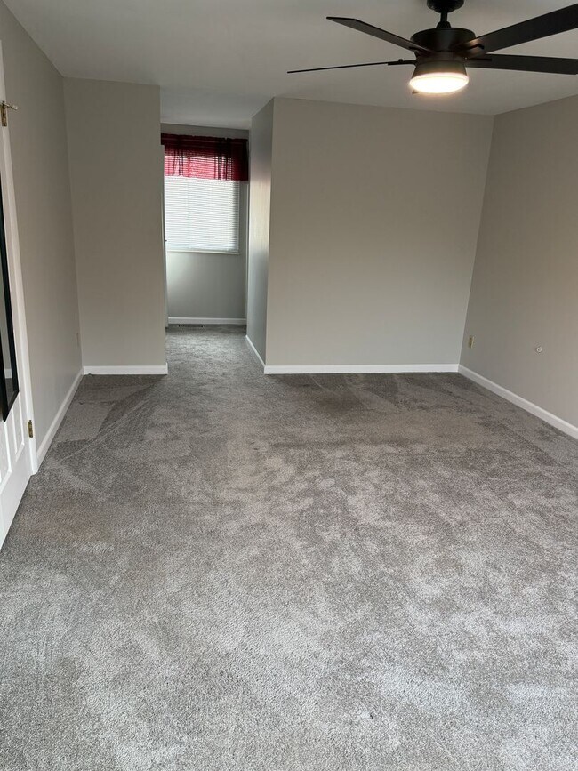 Building Photo - Great Four Bedroom Huber Home