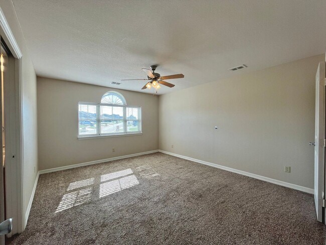 Building Photo - 302 Princess Place