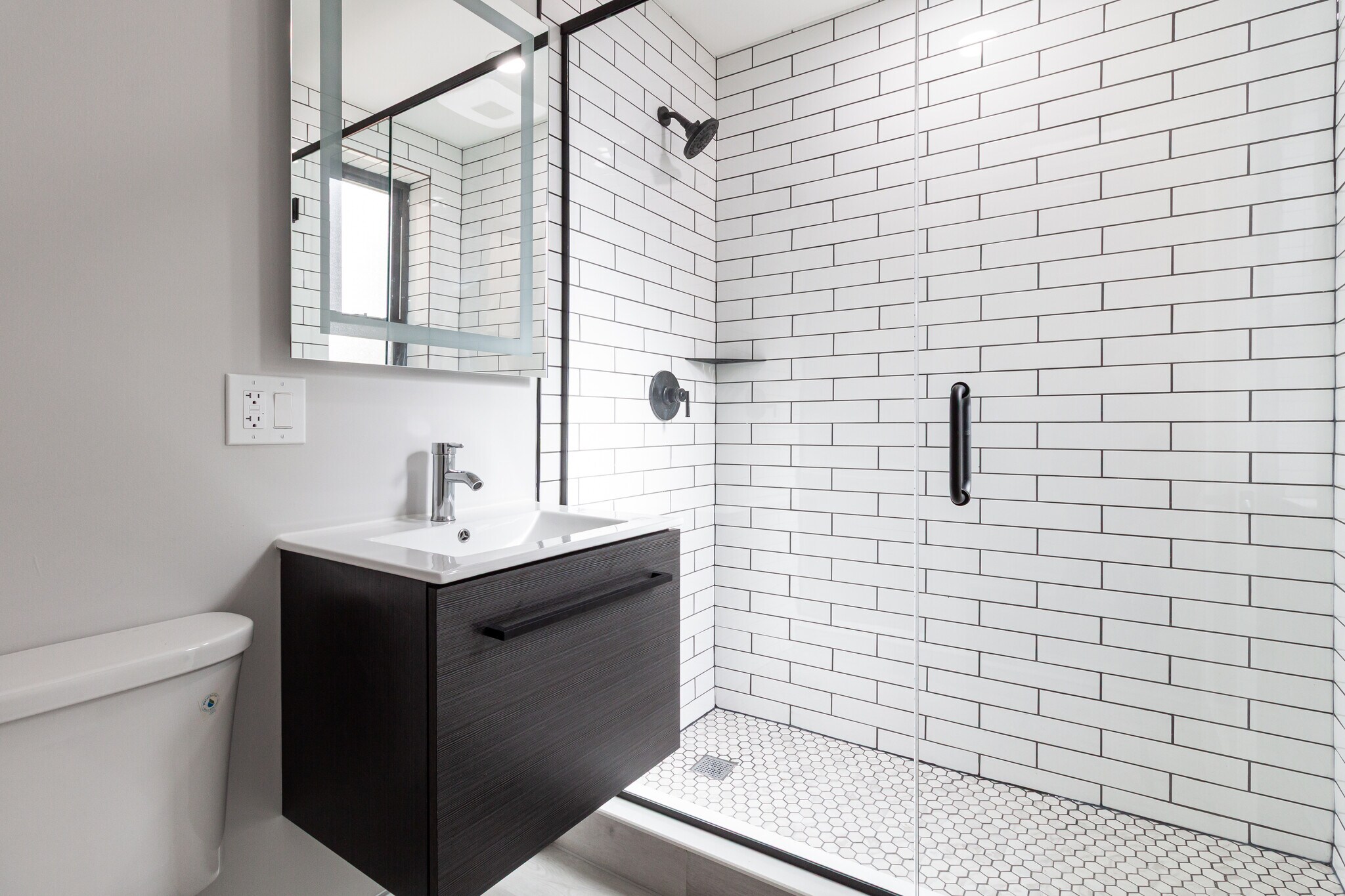 Building Photo - 3830 N Wilton Ave