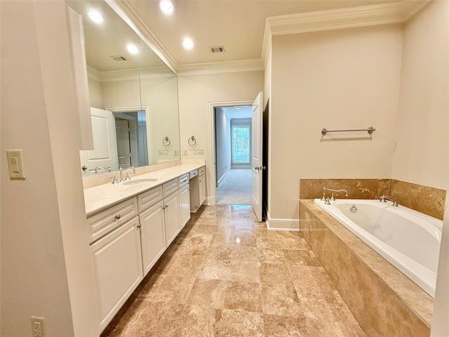 Building Photo - 6425 Bandera Ave