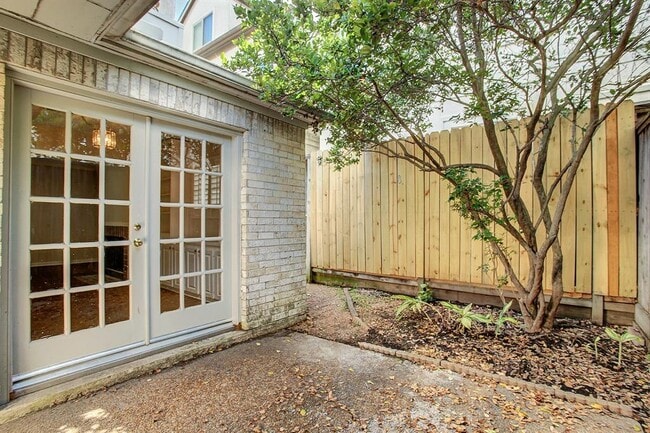 Building Photo - 6015 Valley Forge Dr