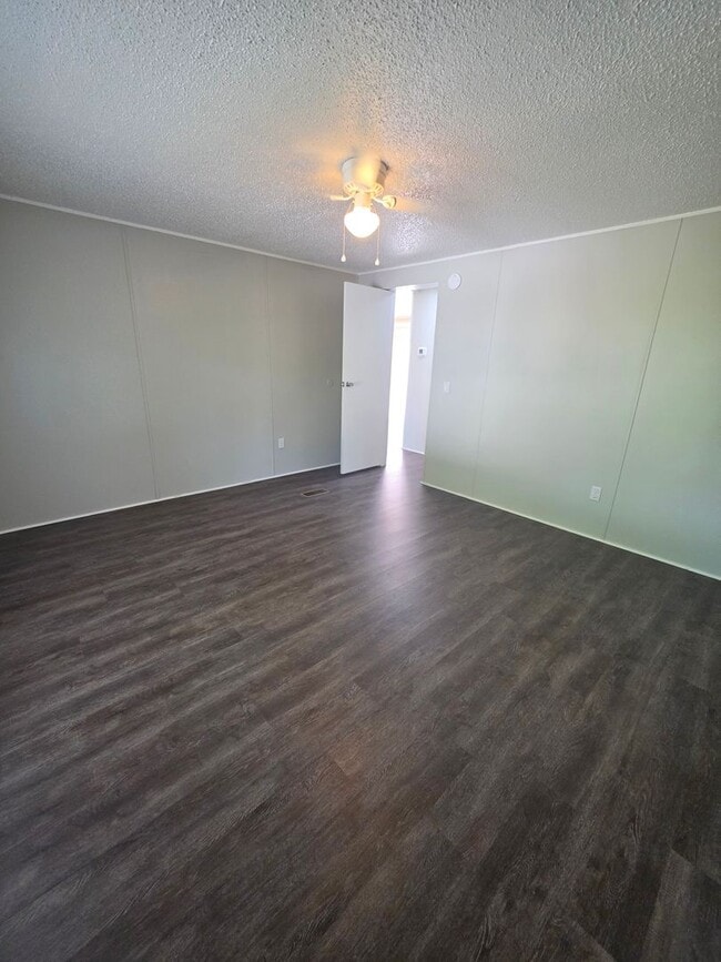 Building Photo - 3 bedrooms 2 baths