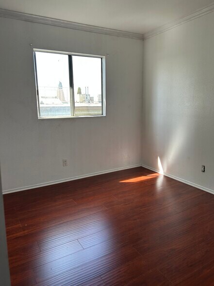 2nd medium room - 1156 N Chicago St