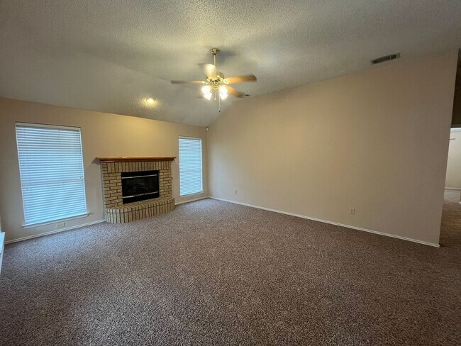 Building Photo - Large 4 Bedroom Home in Skipcha Mountain!