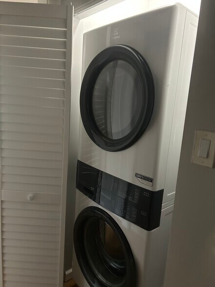 In unit washer/dryer - 118 Keeney St #3W