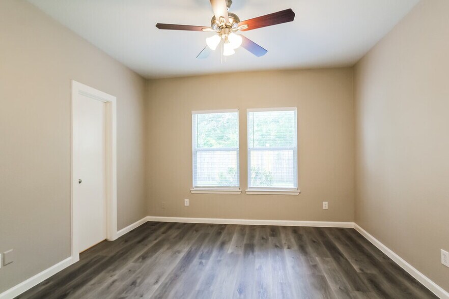 Building Photo - 16906 N Lighthouse Dr