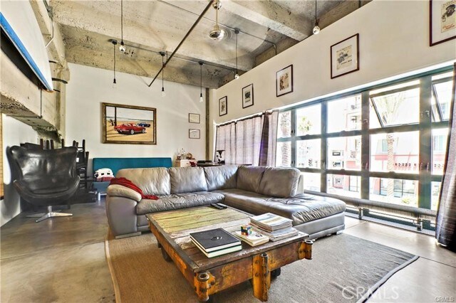 Building Photo - 100 W 5th St