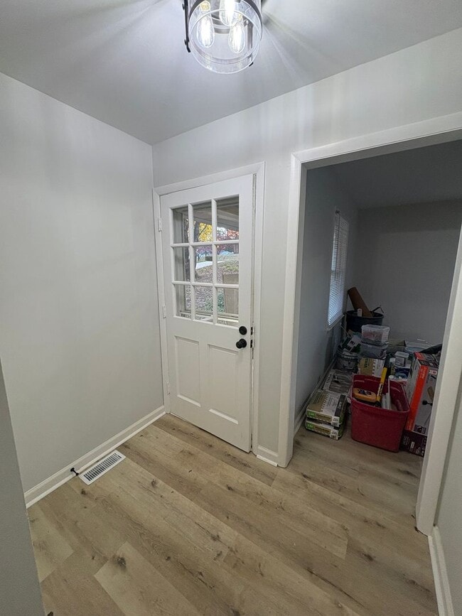 Building Photo - 3 bedroom/ 2 bathroom Newly renovated sing...
