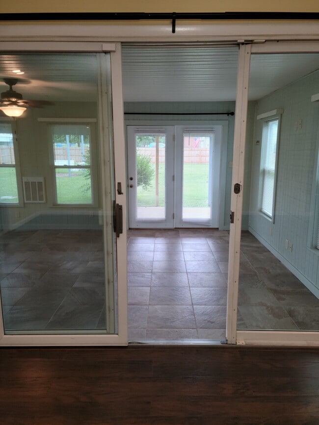 Building Photo - 1440 Sherwood Downs Rd W