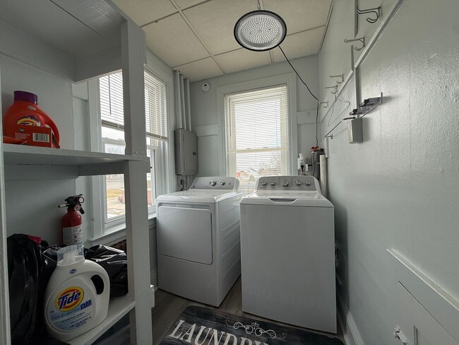 Building Photo - 400 Maple St