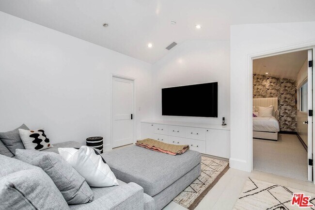 Building Photo - 1445 Vía Cresta