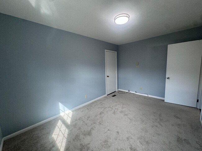 Building Photo - 908 Rochester Dr