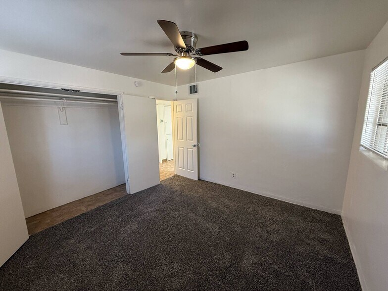 Building Photo - 1325 N Venice Ave