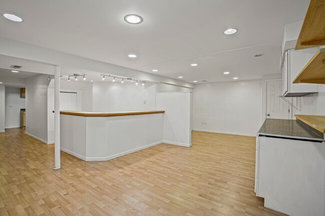 Building Photo - 807 Fairmont Ct