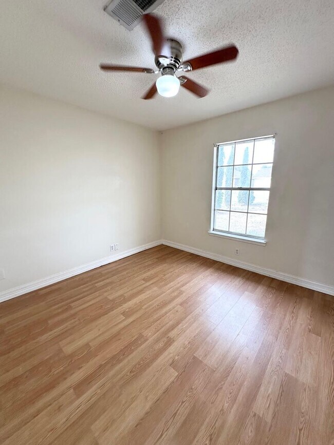 Building Photo - 3 Bed 2 Bath Ready to Rent!