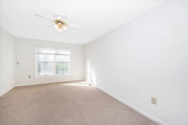 Building Photo - Oversized House in Point of Rocks for Lease