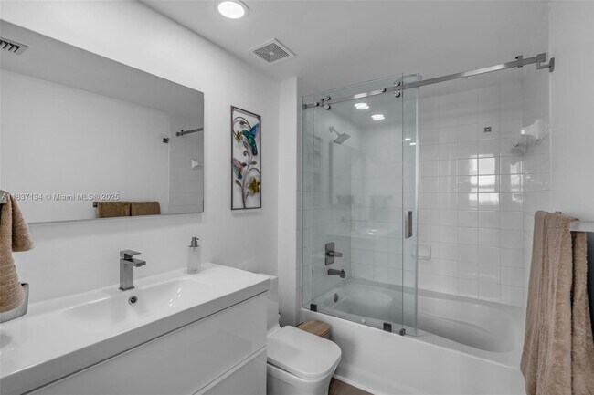 Building Photo - 1155 Brickell Bay Dr