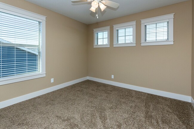 Building Photo - Gorgeous 4 Bed Home! Brand new carpet!