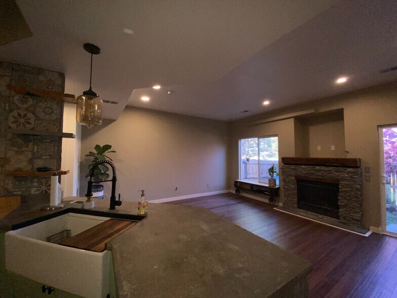 Custom fireplace, switch on and off gas - 9056 Gale Blvd