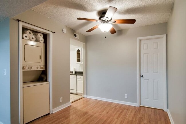 Building Photo - Awesome 1.5-bath condo in Bellevue featuring a private patio overlooking expansive green space.