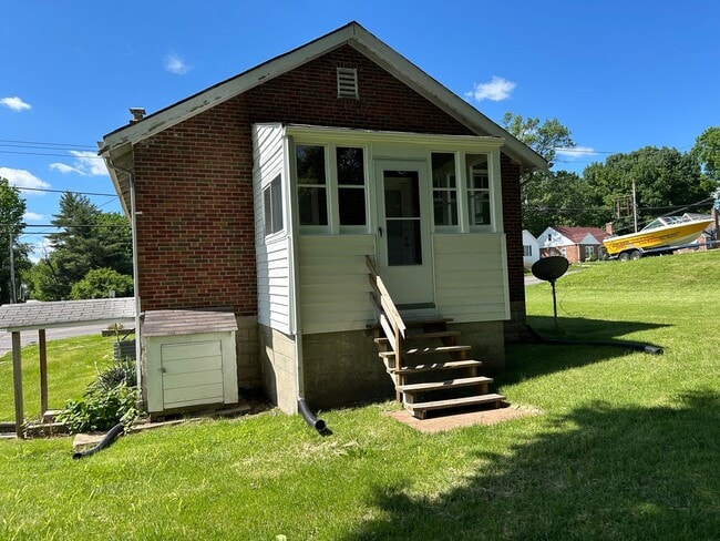 Building Photo - Charming 2-Bedroom Home with Spacious Yard...