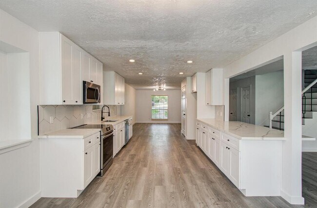 Building Photo - 808 Stone Mountain Dr