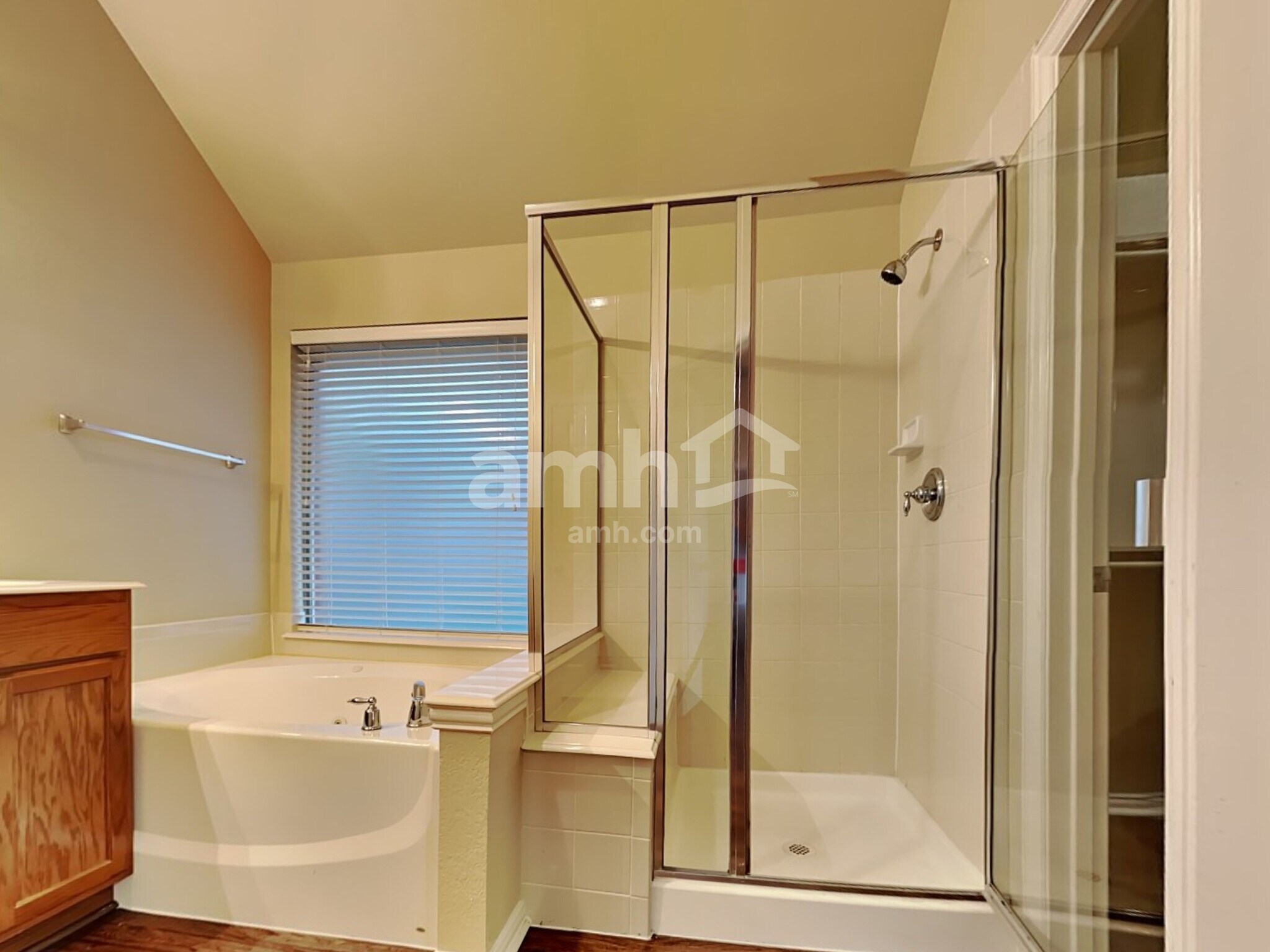 Building Photo - 1031 Hollow Creek Dr